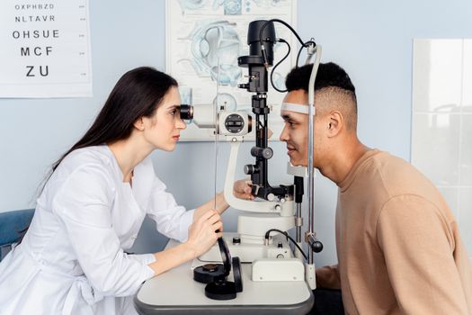 Vyšetrenie zraku pomocou diagnostického prístroja